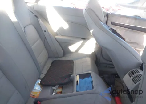 2010 Mercedes-Benz E 550 z USA, uszkodzony, nr VIN WDDKJ7CB7AF037952